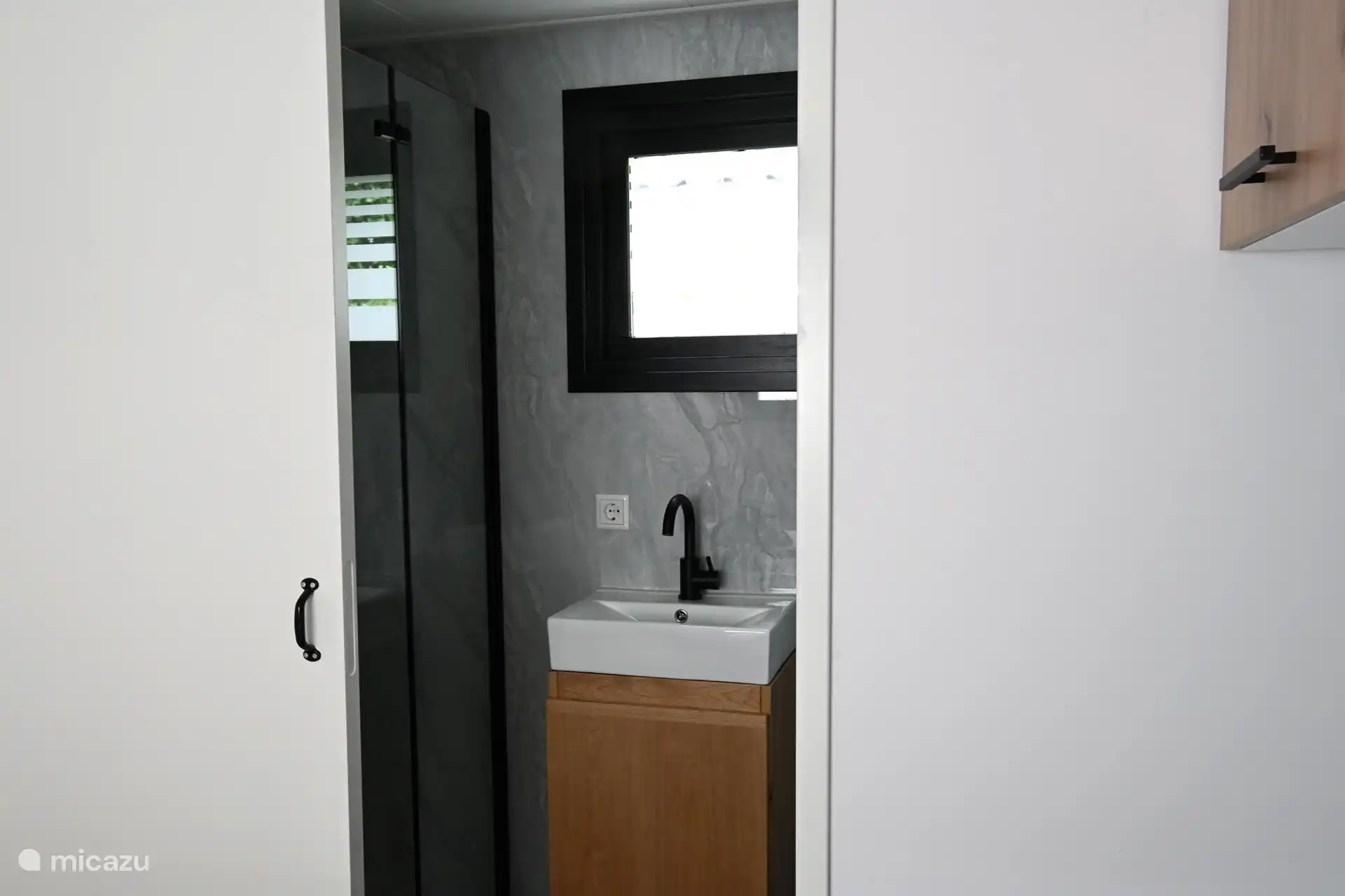 Badezimmer vom Schlafzimmer aus 