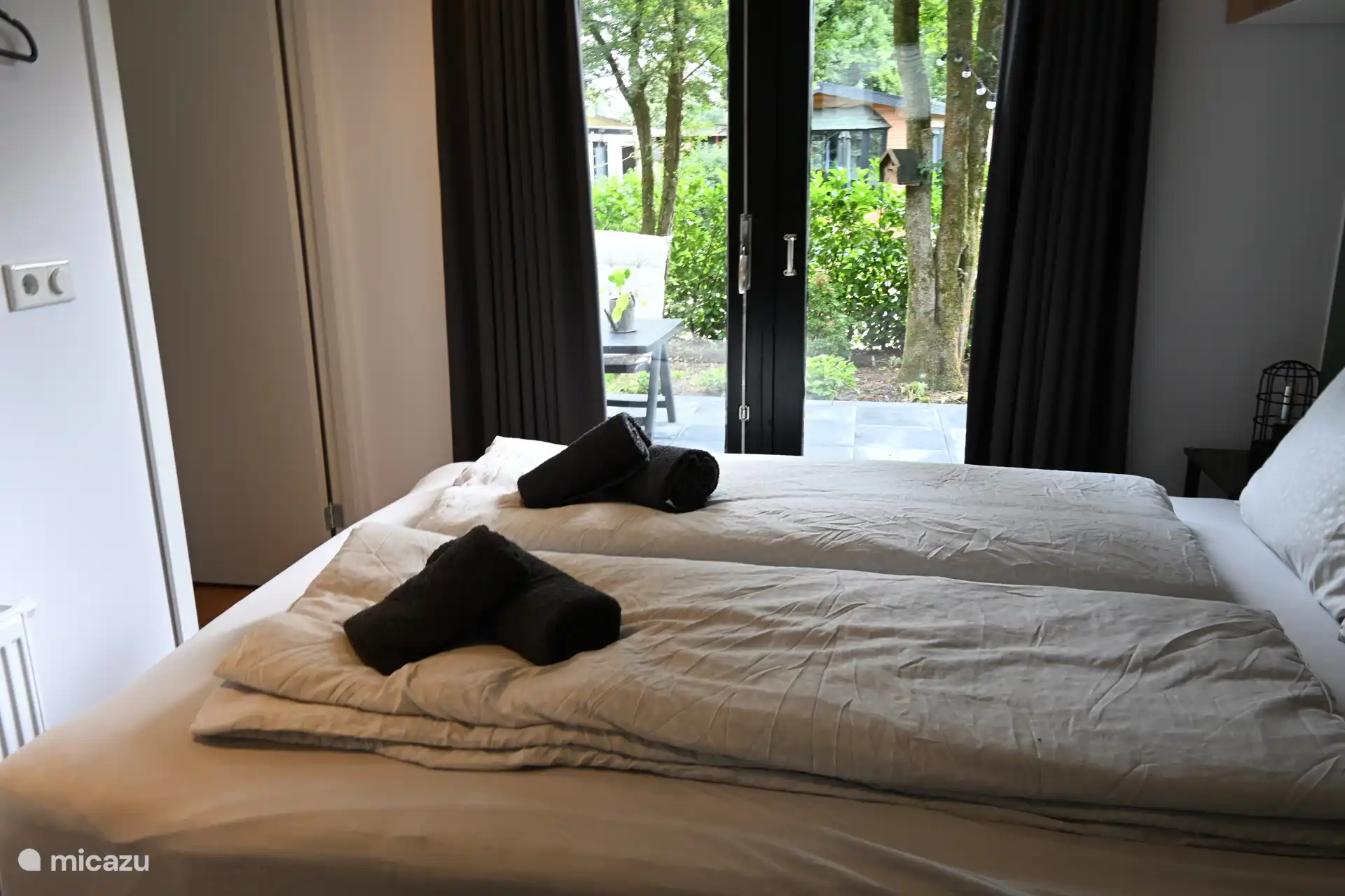 Schlafzimmer mit Terrassentüren