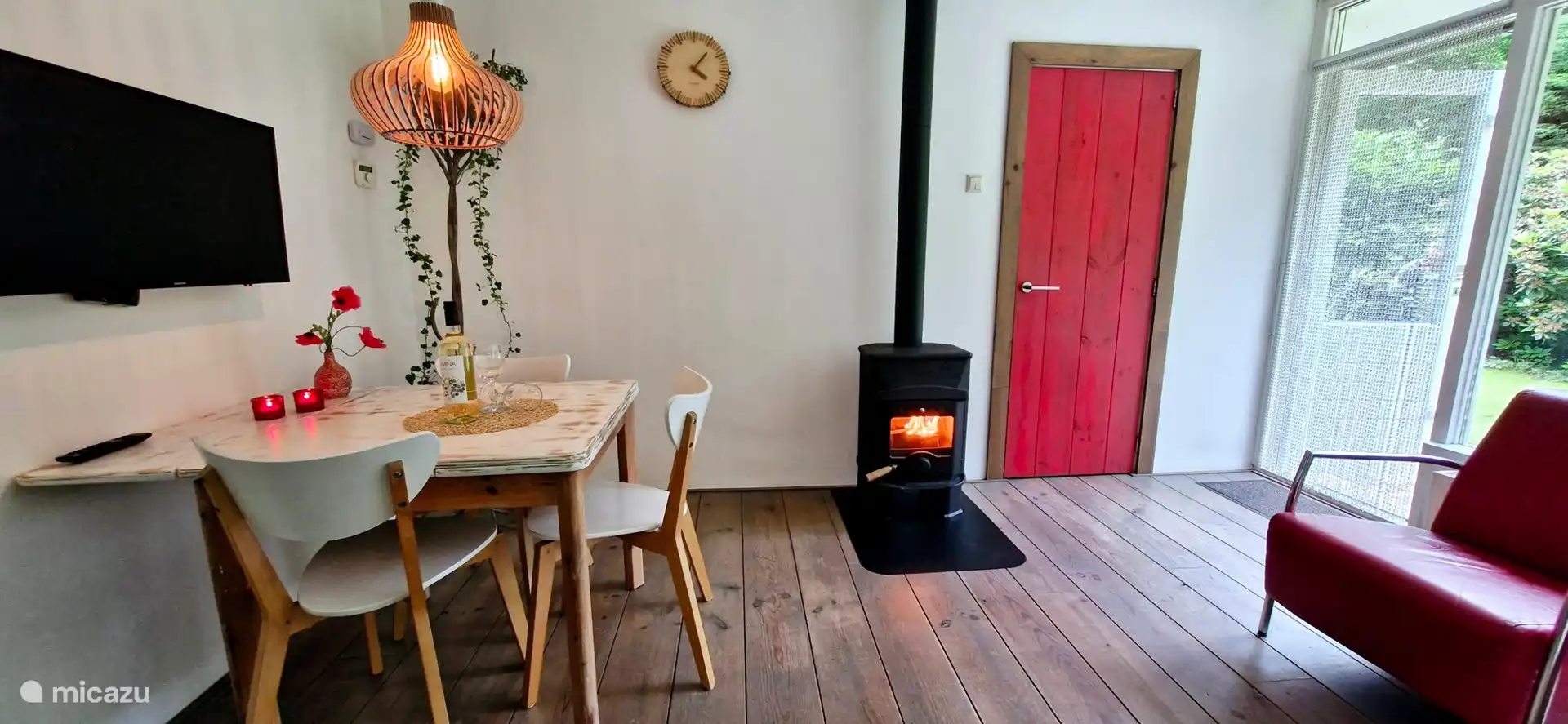 Lodge Hooghalen - dining area and wood stove