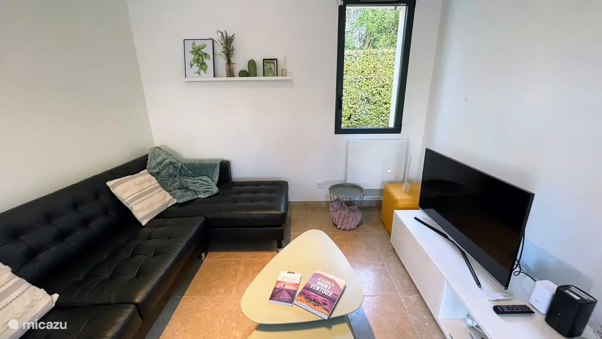 living met ruime zitbank en tv