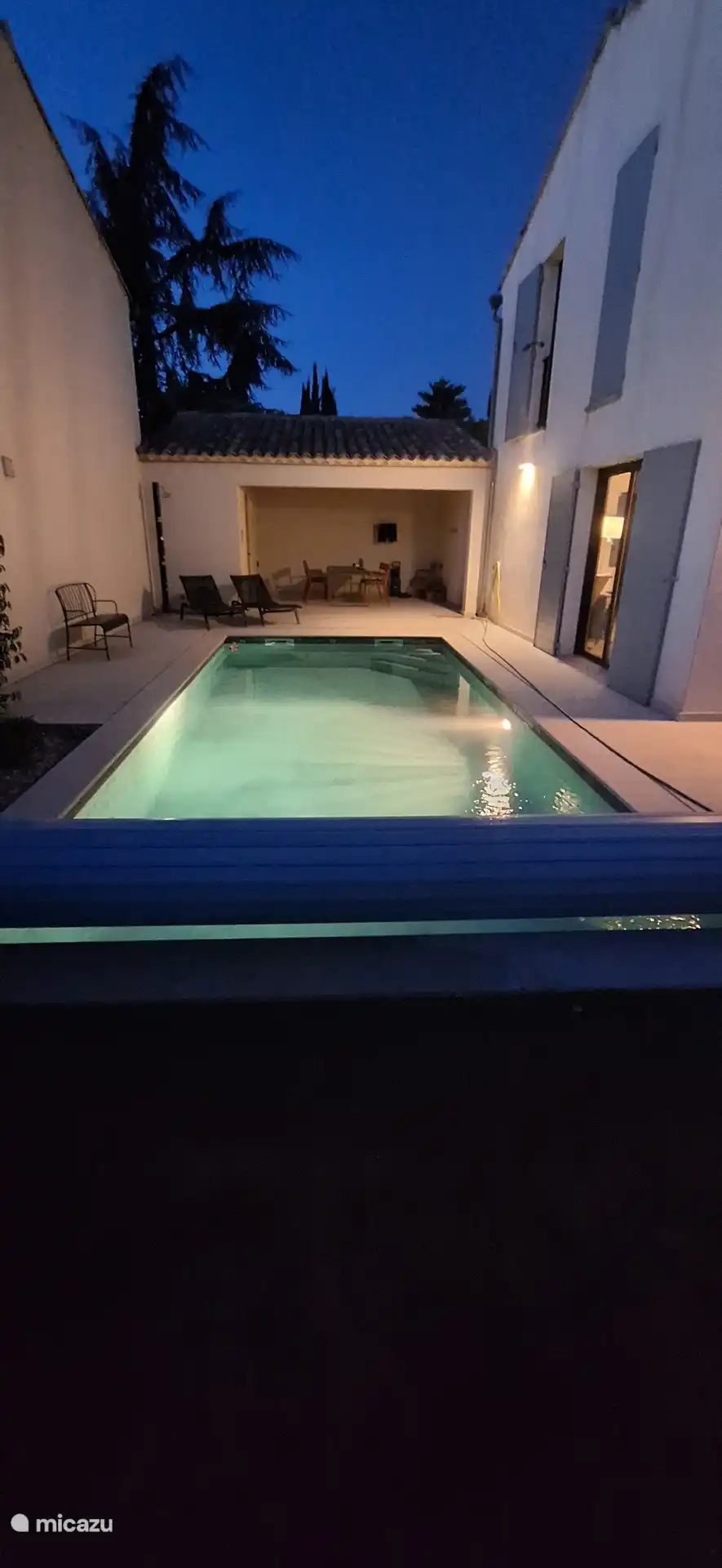 Piscina por la noche
