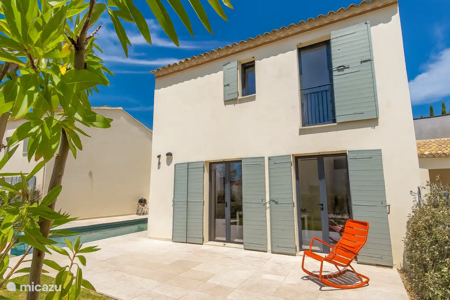 die Fassade mit dem Schwimmbad daneben