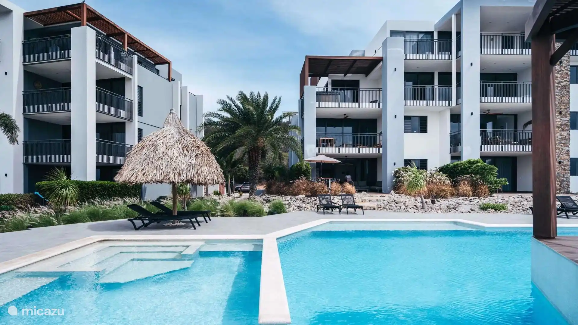 Piscina y vista al apartamento de la planta baja