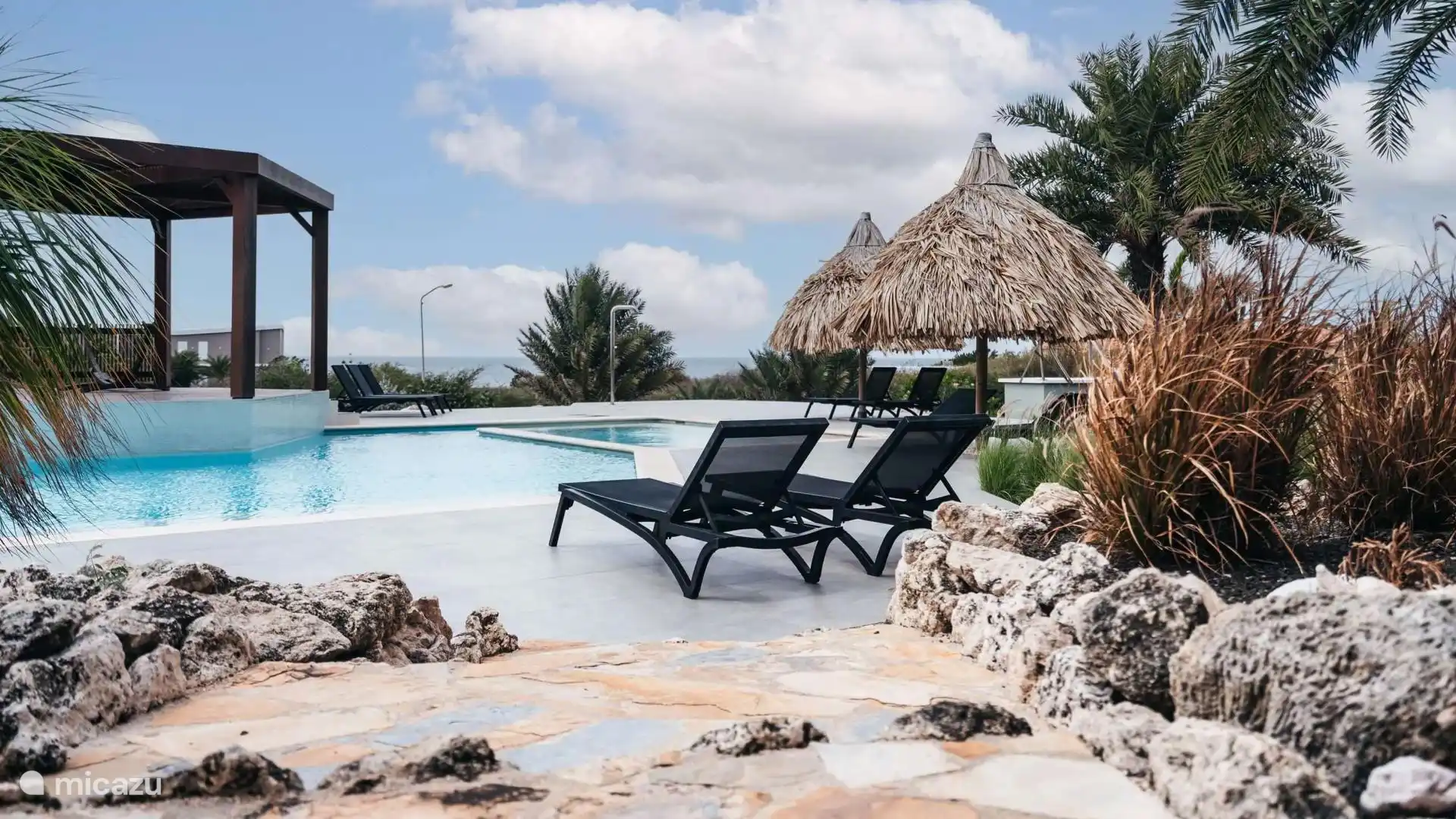 Relájate junto a la piscina