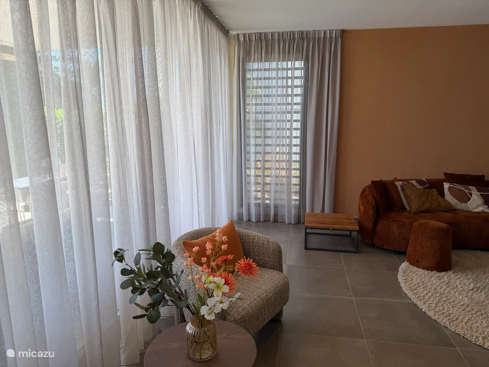 Salón con acogedor zona de estar separada