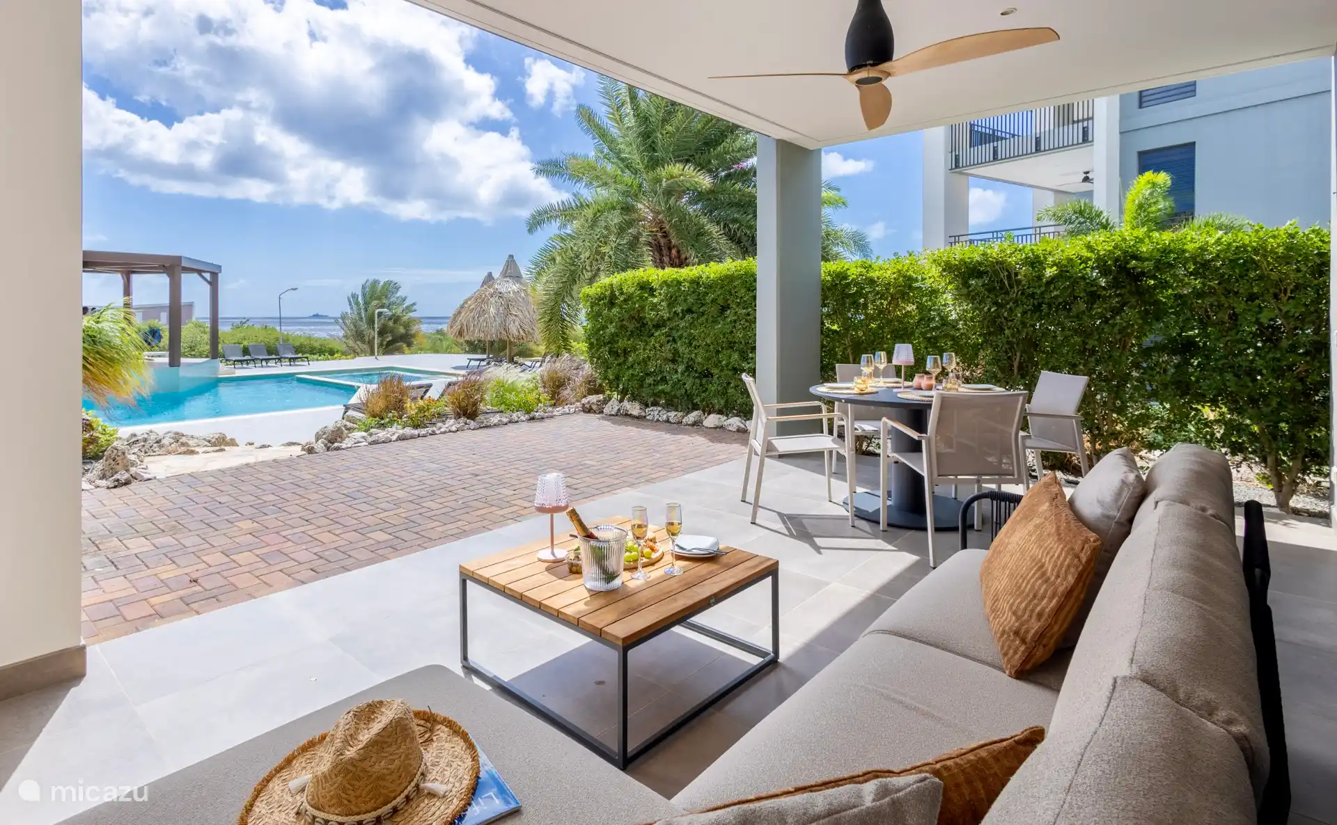 Terrasse mit Liegebank und Esstisch 