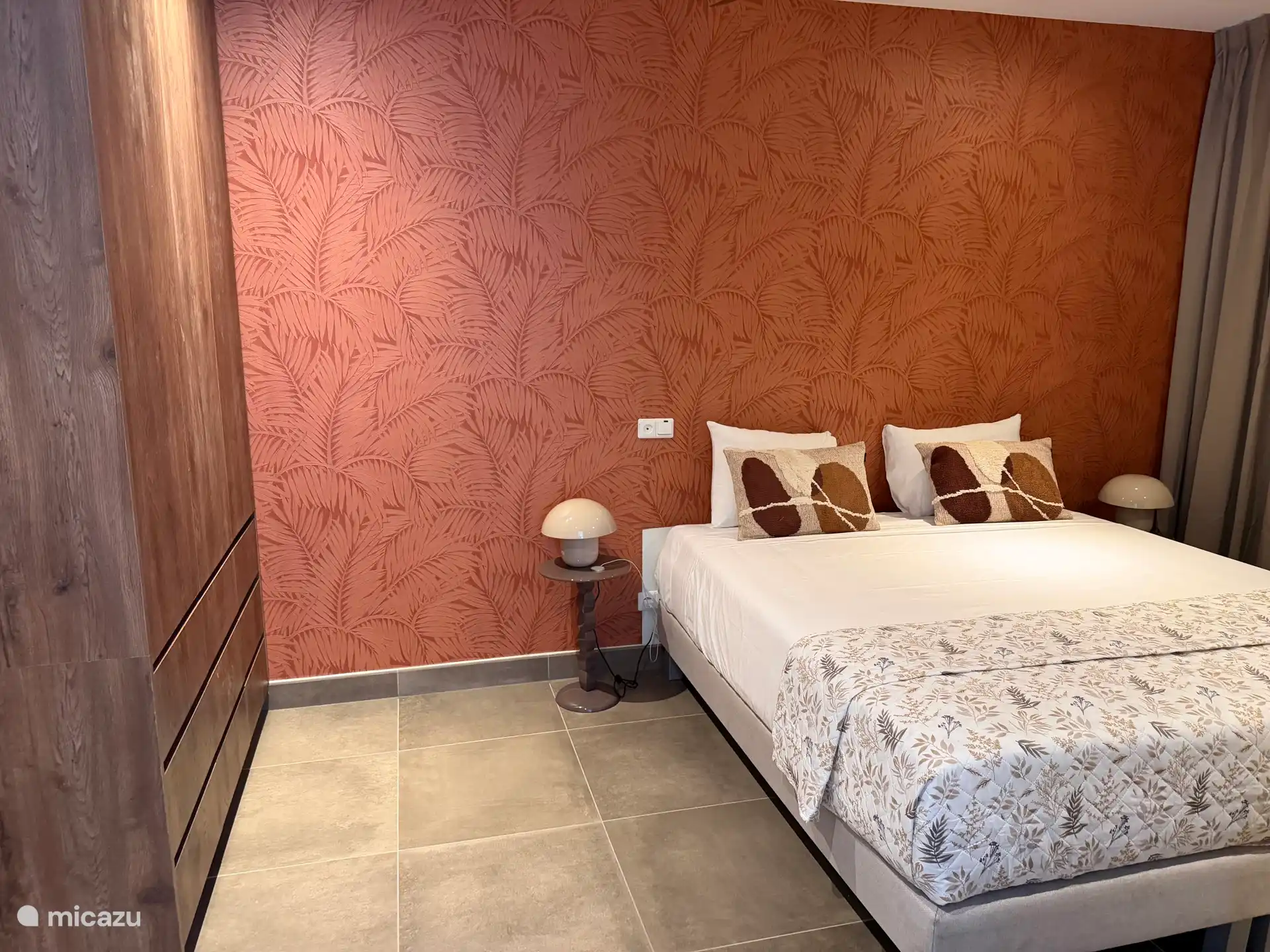 Dormitorio principal con cama king size de 180 x 210 cm y vistas al mar