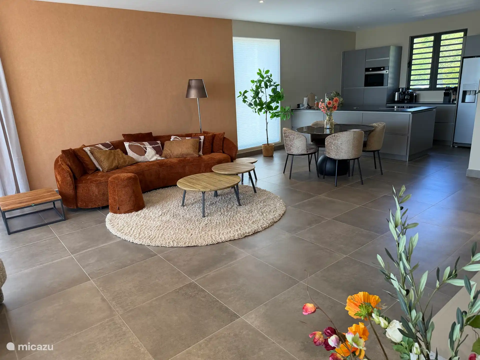 Salón con sofá relajado