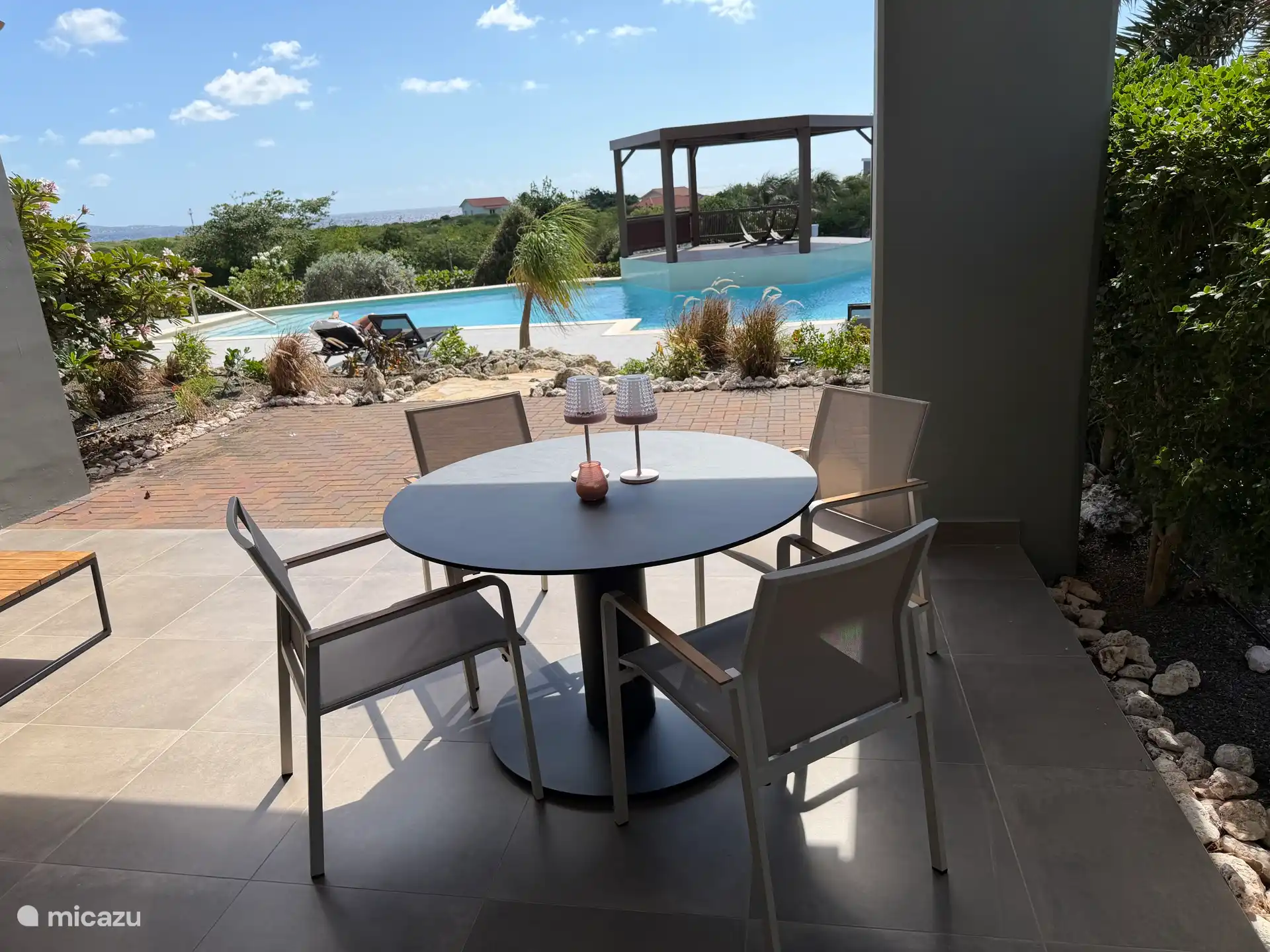 Veranda con mesa de comedor