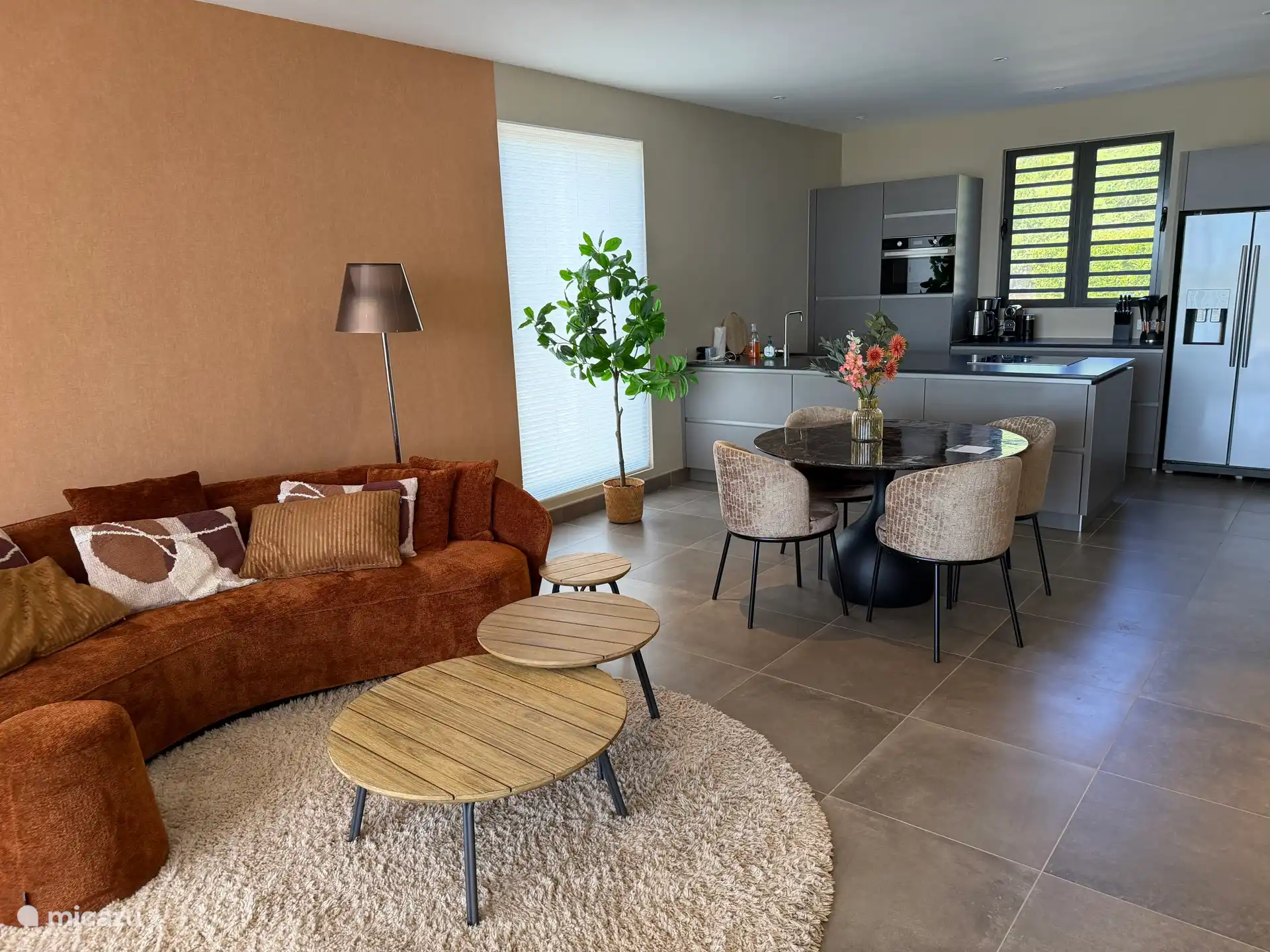 salón con comedor y cocina