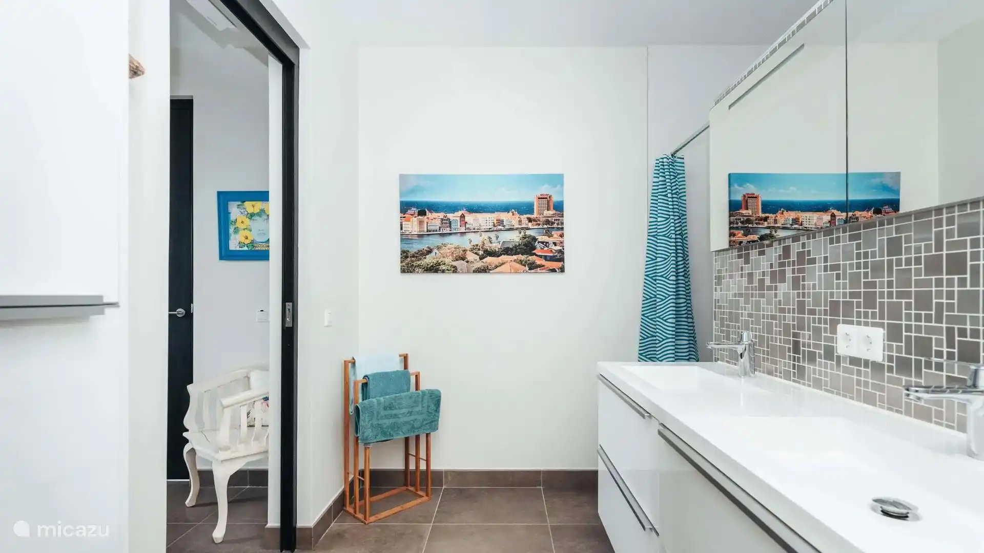 Baño con doble lavabo y ducha