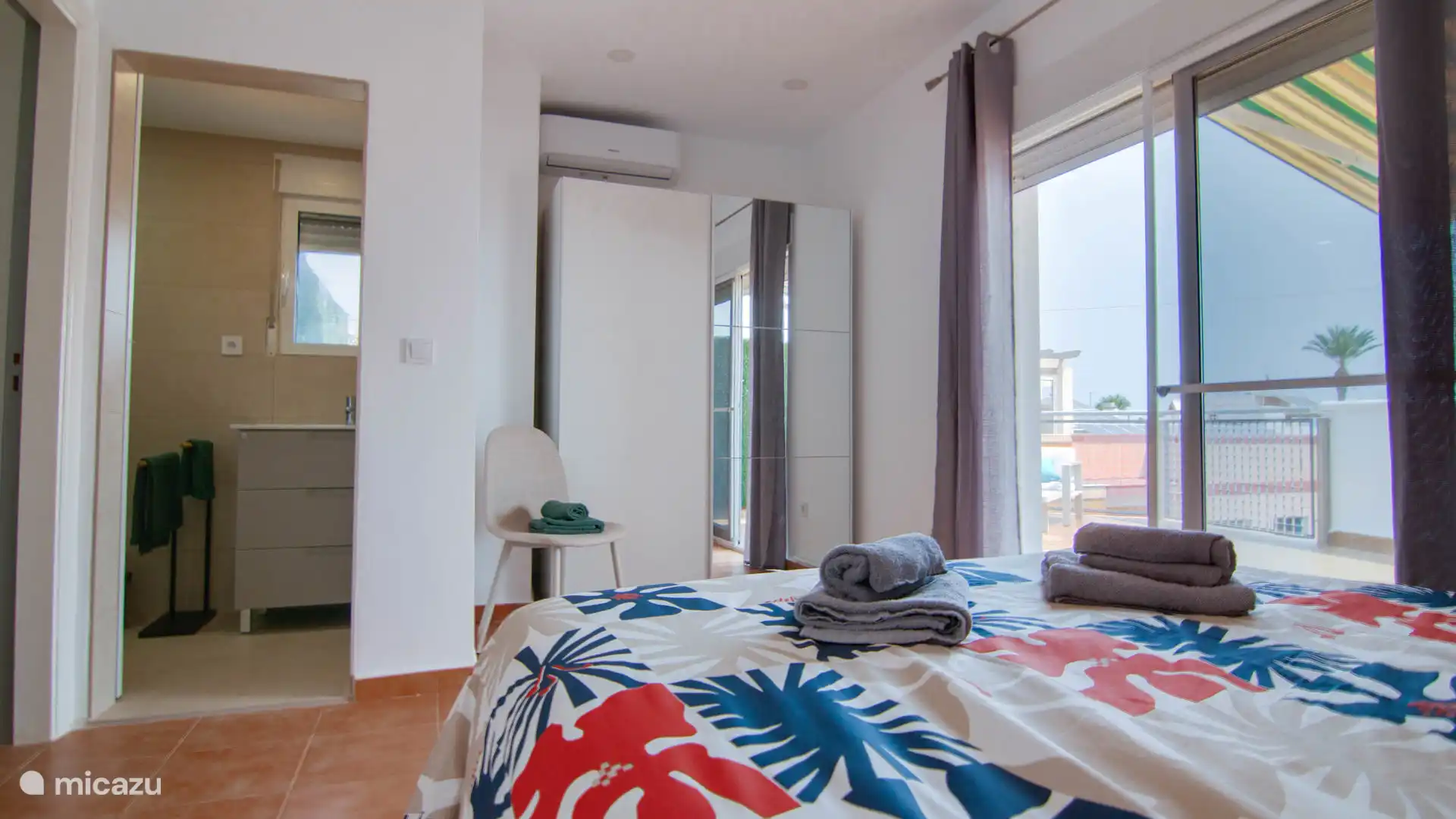 Spacious bedroom directly connected to the bathroom, equipped with a comfortable double bed and lots of light and access to the roof terrace.
