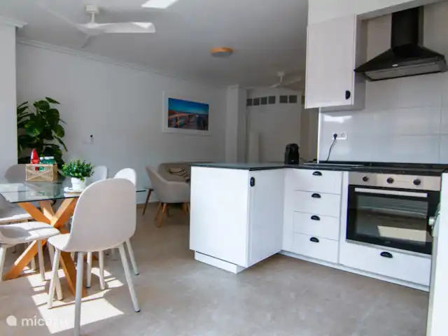 Calle San Enrique 3.2 | Espagne, Costa Cálida, Los Alcázares - appartement Cuisine ouverte avec table à manger, idéale pour cuisiner ensemble et savourer les repas.