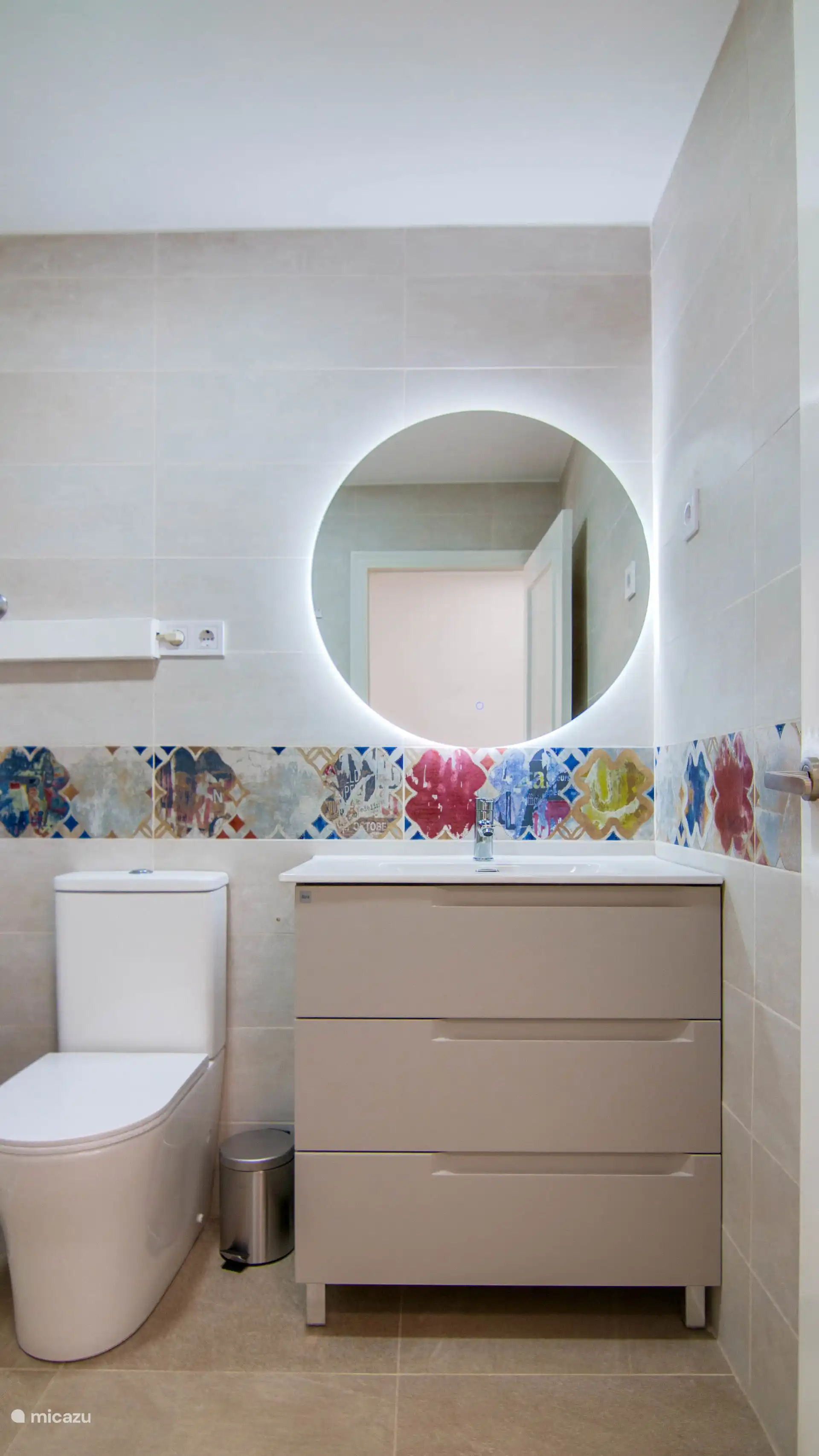 Renovated bathroom with modern furnishings, ideal for a relaxing start to the day.