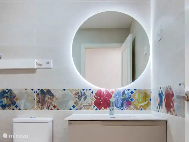 Calle San Enrique 3.2 | Espagne, Costa Cálida, Los Alcázares - appartement Salle de bains rénovée avec un mobilier moderne, idéale pour commencer la journée de manière relaxante.