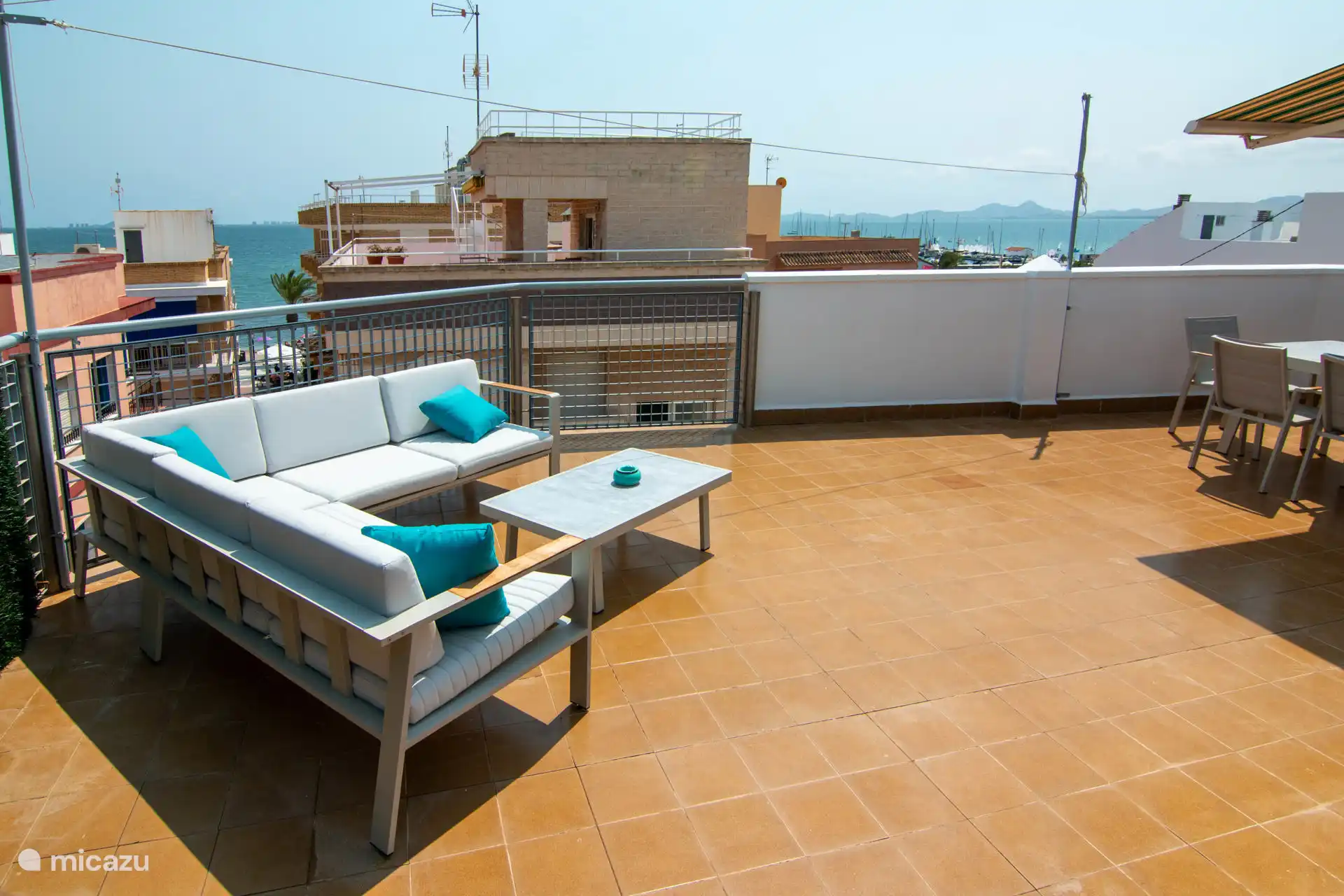 Stylish roof terrace with lounge area, dining area and BBQ, ideal for relaxing moments with sea views.