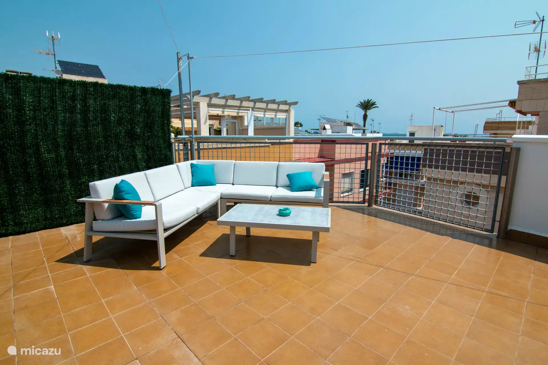 Stylish roof terrace with lounge area, dining area and BBQ, ideal for relaxing moments with sea views.