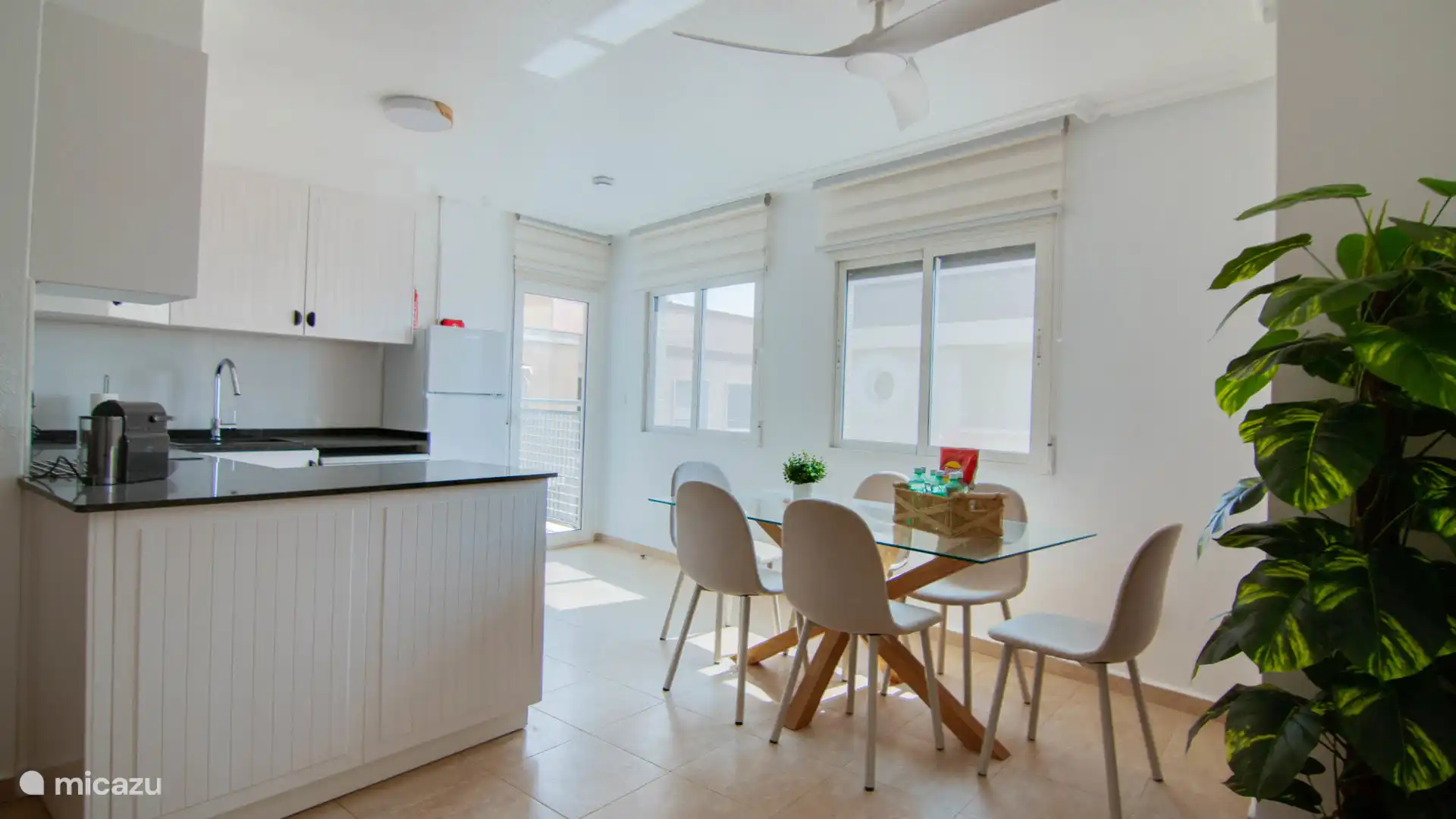 Open kitchen with dining table, ideal for cooking together and enjoying meals.
