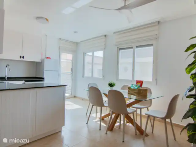 Calle San Enrique 3.2 | Espagne, Costa Cálida, Los Alcázares - appartement Cuisine ouverte avec table à manger, idéale pour cuisiner ensemble et savourer les repas.