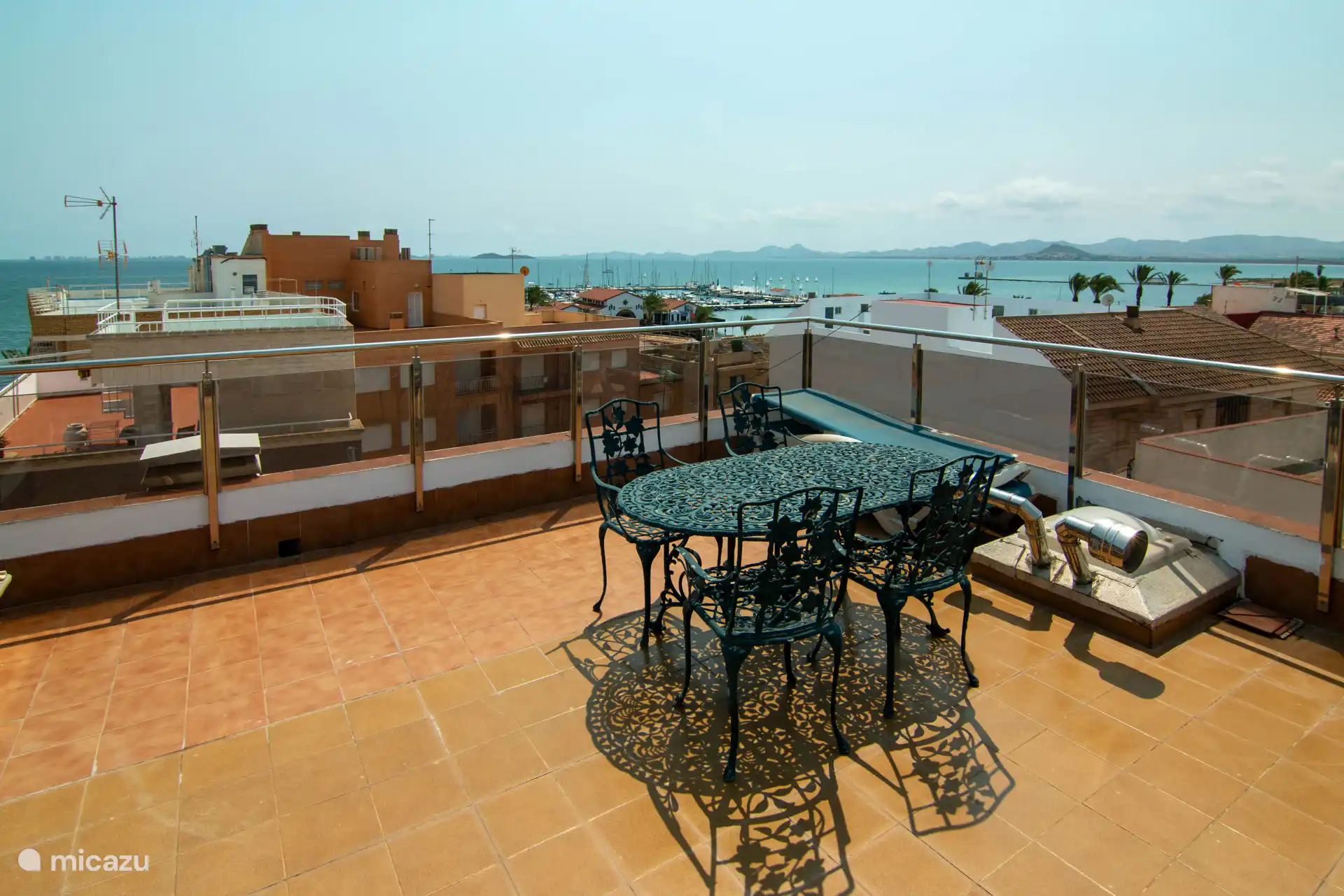Stylish roof terrace with lounge area, dining area and BBQ, ideal for relaxing moments with sea views.