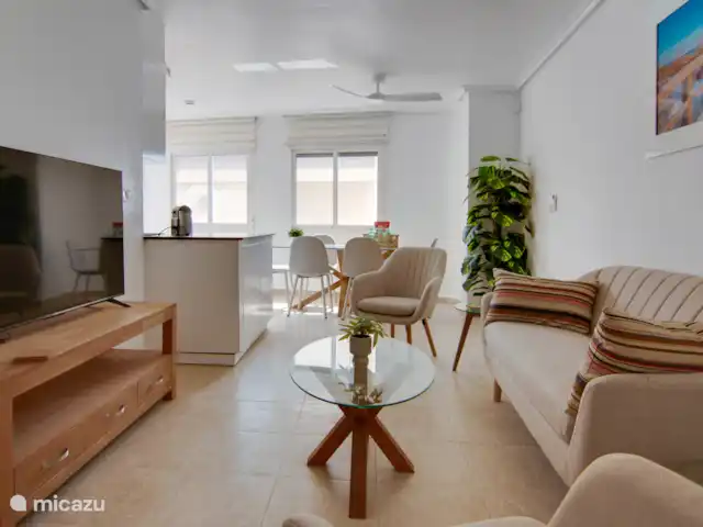 Calle San Enrique 3.2 | Espagne, Costa Cálida, Los Alcázares - appartement Salon lumineux avec coin salon confortable, cuisine ouverte et table à manger en arrière-plan, idéal pour socialiser.