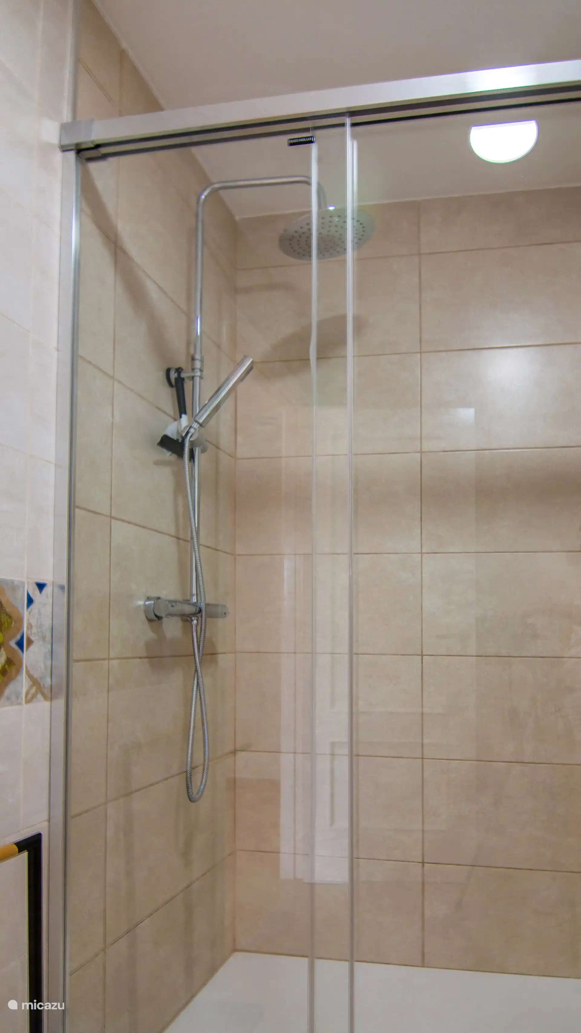 Renovated bathroom with modern furnishings, ideal for a relaxing start to the day.