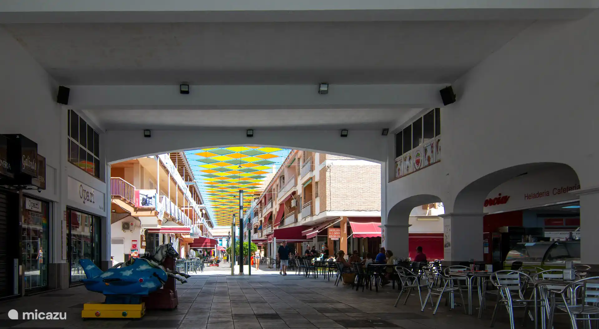 A cozy mix of shops, restaurants and cafes. Whether you fancy a leisurely stroll through the boutique shops, want to enjoy tapas. Here it can be found.