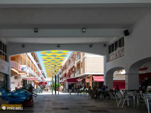 Calle San Enrique 3.2 | Espagne, Costa Cálida, Los Alcázares - appartement Un mélange confortable de boutiques, de restaurants et de cafés. Que vous ayez envie de vous promener tranquillement dans les boutiques, que vous souhaitiez déguster des tapas. On peut le trouver ici.