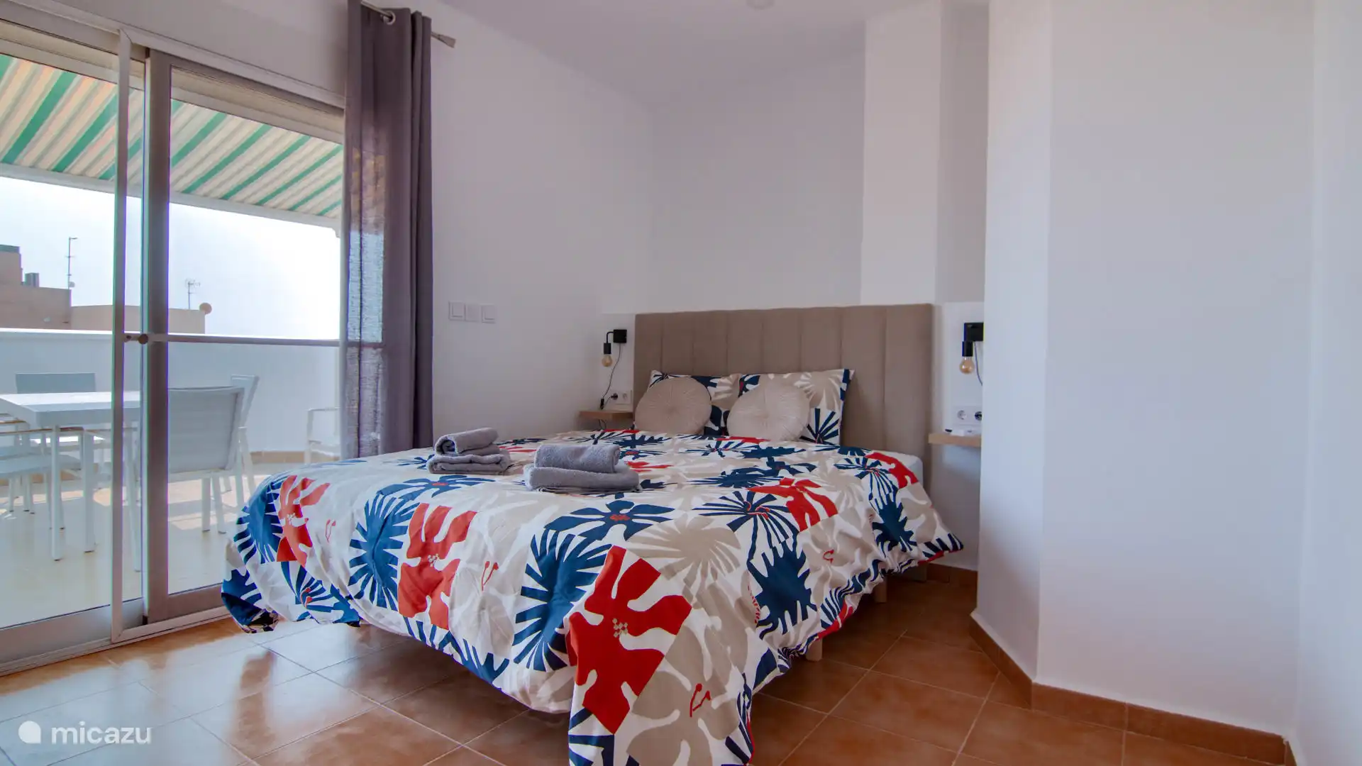 Spacious bedroom directly connected to the bathroom, equipped with a comfortable double bed and lots of light and access to the roof terrace.