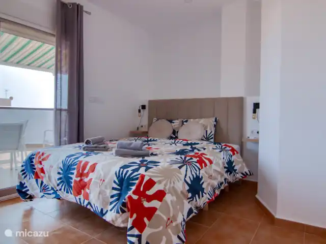 Calle San Enrique 3.2 | Espagne, Costa Cálida, Los Alcázares - appartement Chambre spacieuse directement reliée à la salle de bain, équipée d’un lit double confortable et de beaucoup de lumière et d’un accès à la terrasse sur le toit.