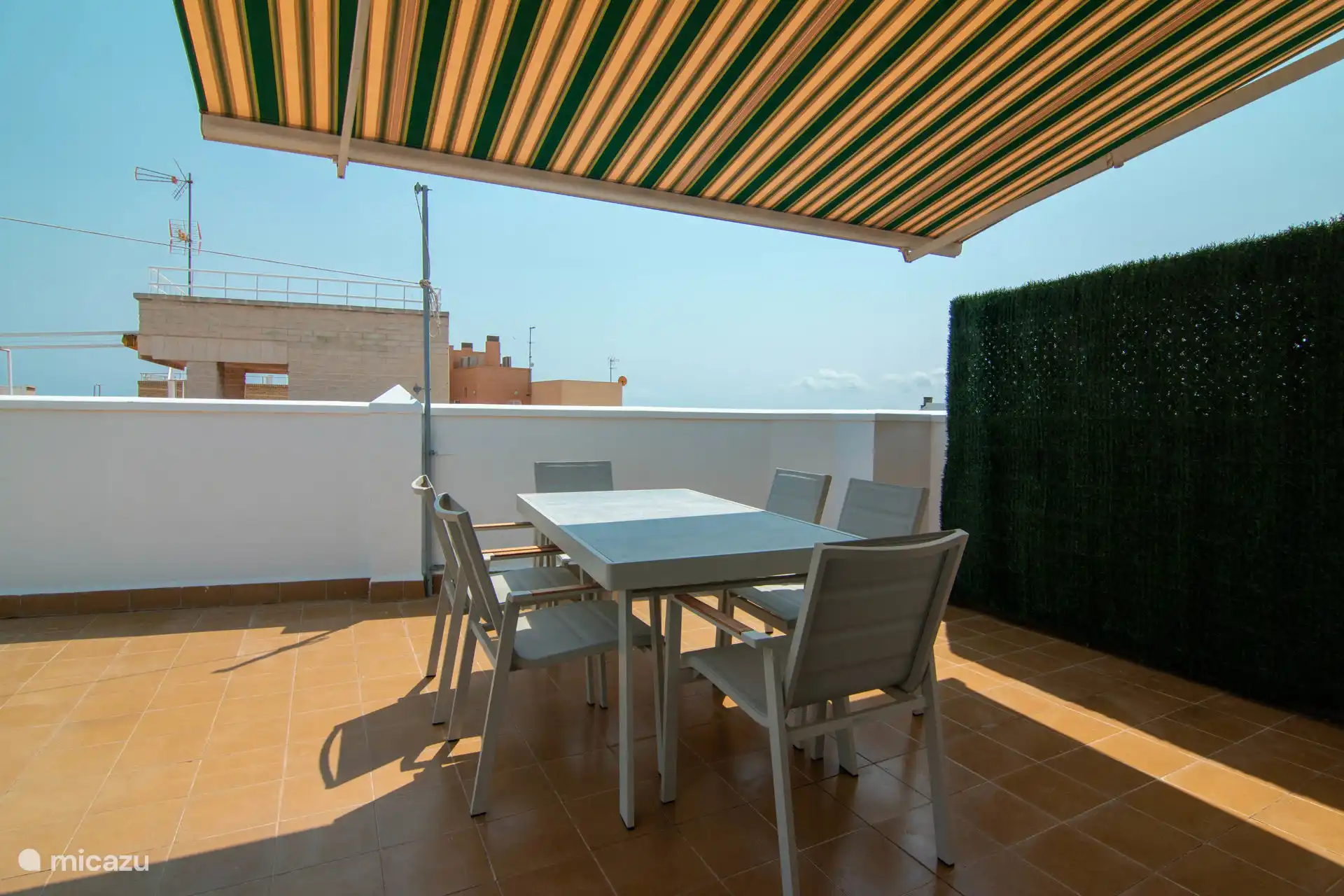 Stylish roof terrace with lounge area, dining area and BBQ, ideal for relaxing moments with sea views.