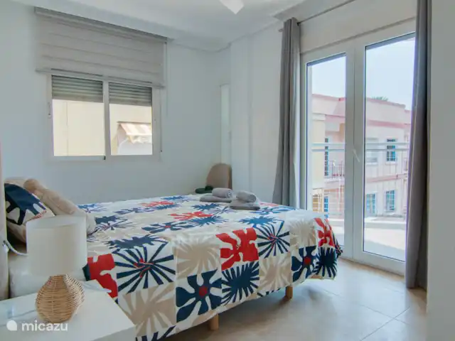 Calle San Enrique 3.2 | Espagne, Costa Cálida, Los Alcázares - appartement Chambre double spacieuse avec accès direct à un balcon avec vue sur la mer