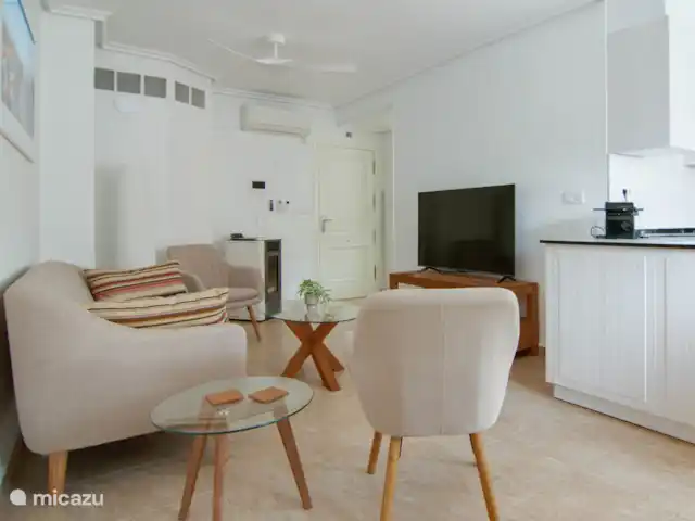 Calle San Enrique 3.2 | Espagne, Costa Cálida, Los Alcázares - appartement Salon lumineux avec coin salon confortable et cuisine ouverte idéale pour socialiser.