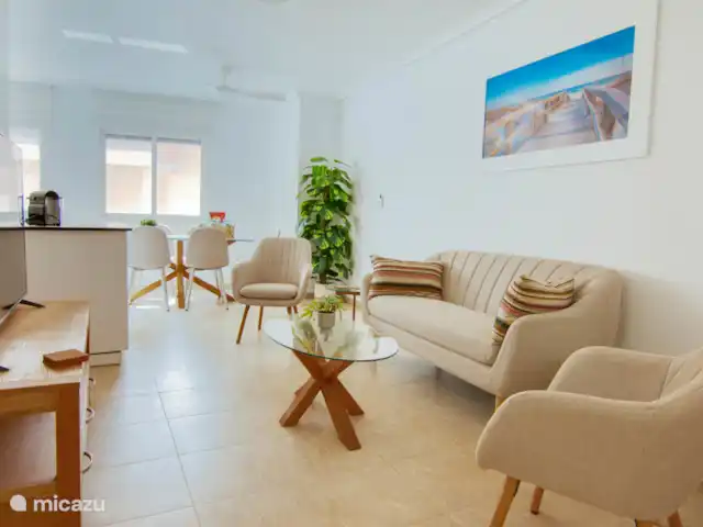 Calle San Enrique 3.2 | Espagne, Costa Cálida, Los Alcázares - appartement Salon lumineux avec coin salon confortable, cuisine ouverte et table à manger en arrière-plan, idéal pour socialiser.