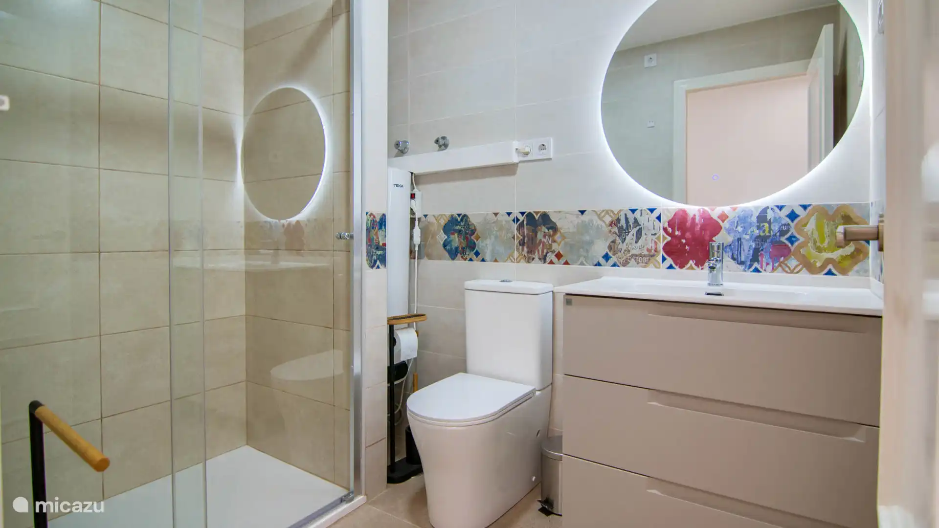 Renovated bathroom with modern furnishings, ideal for a relaxing start to the day.