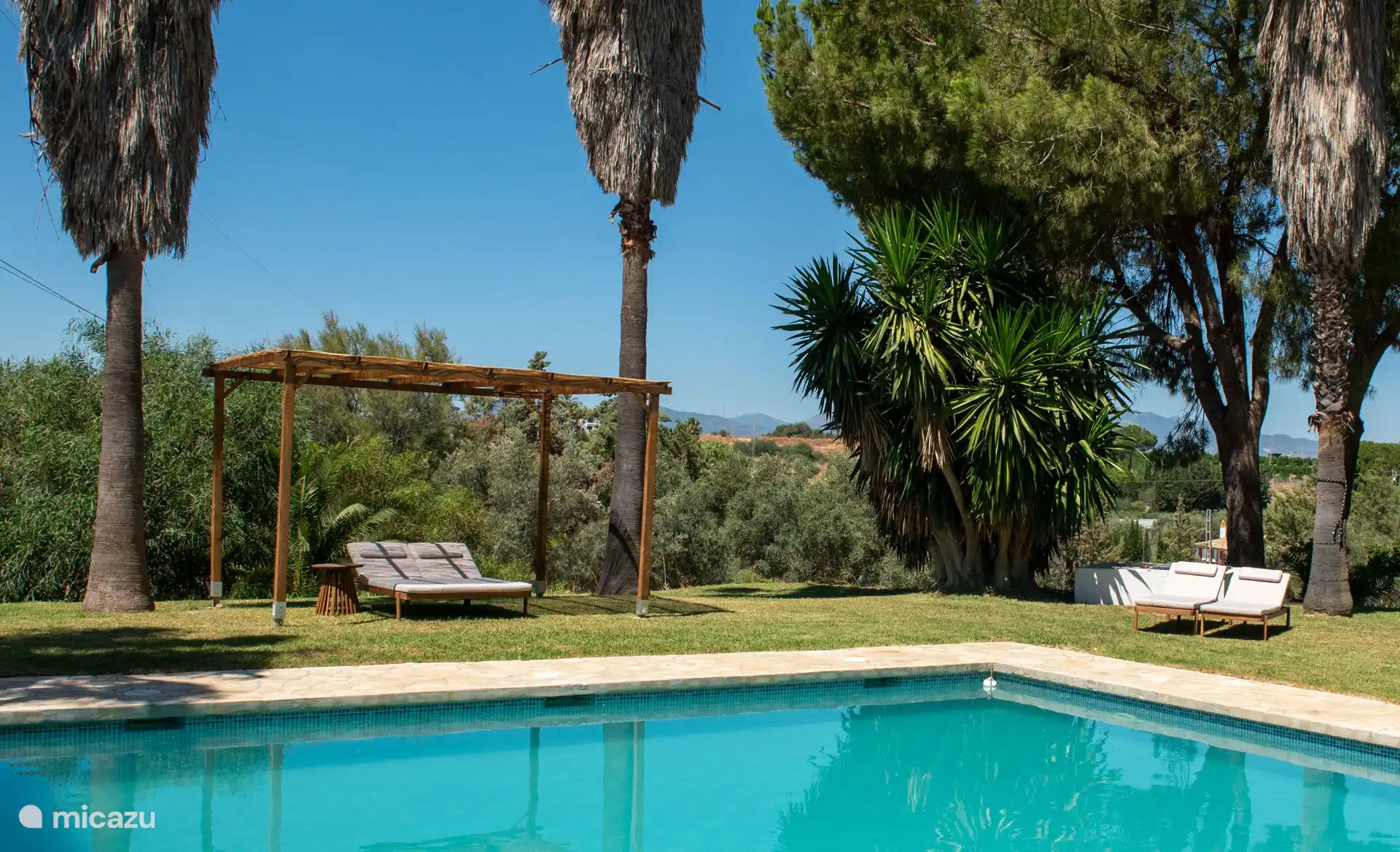 Pergola mit Sonnenliegen