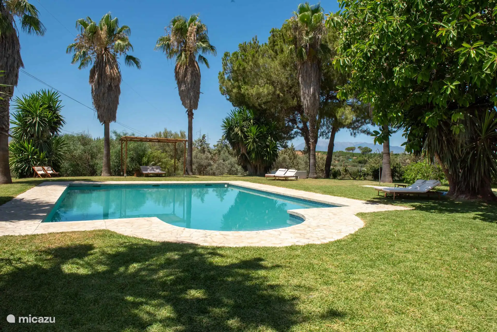 Das schöne Schwimmbad von 90m2 mit schönen Sonnenliegen