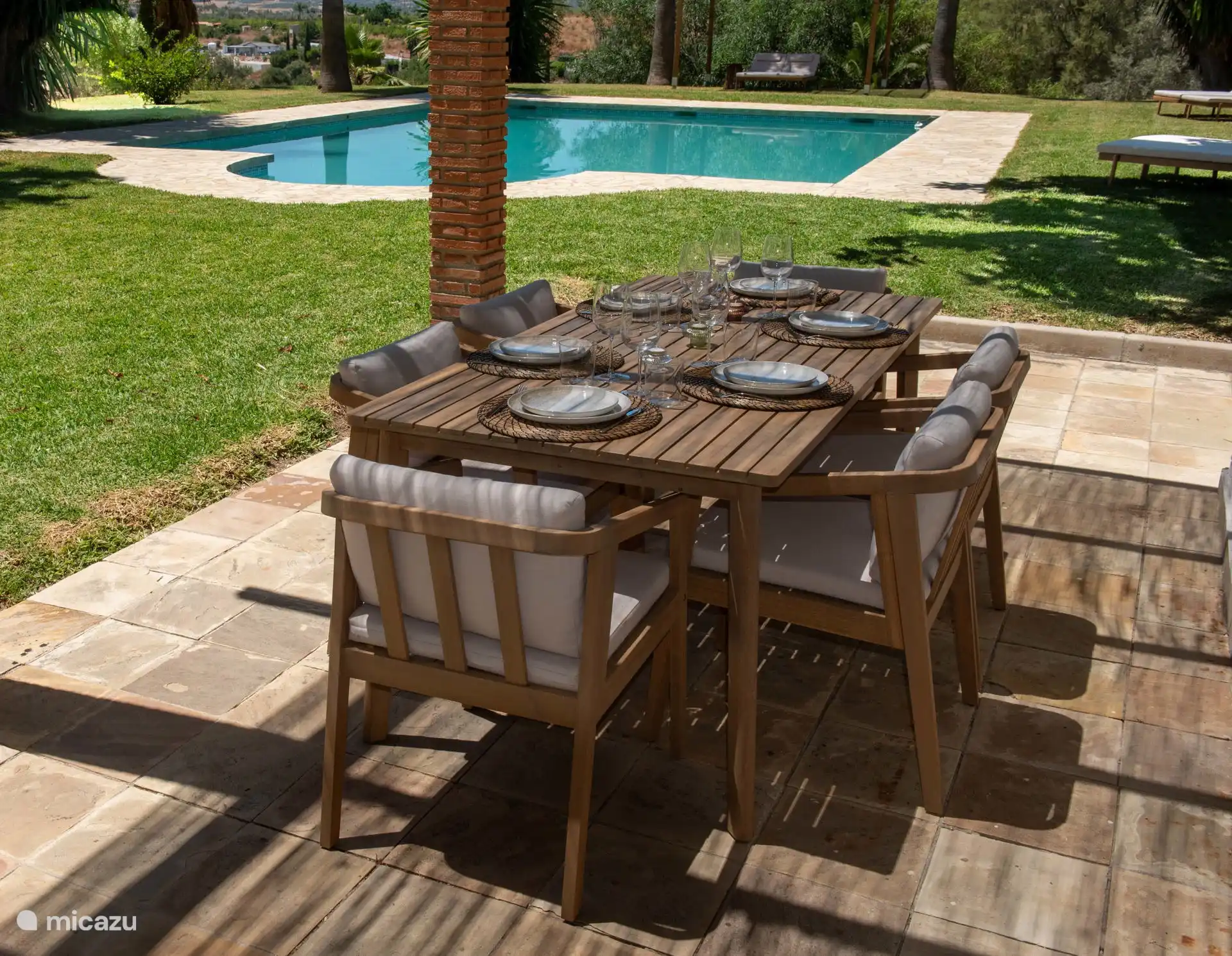 Tisch im Freien mit Blick auf den Pool