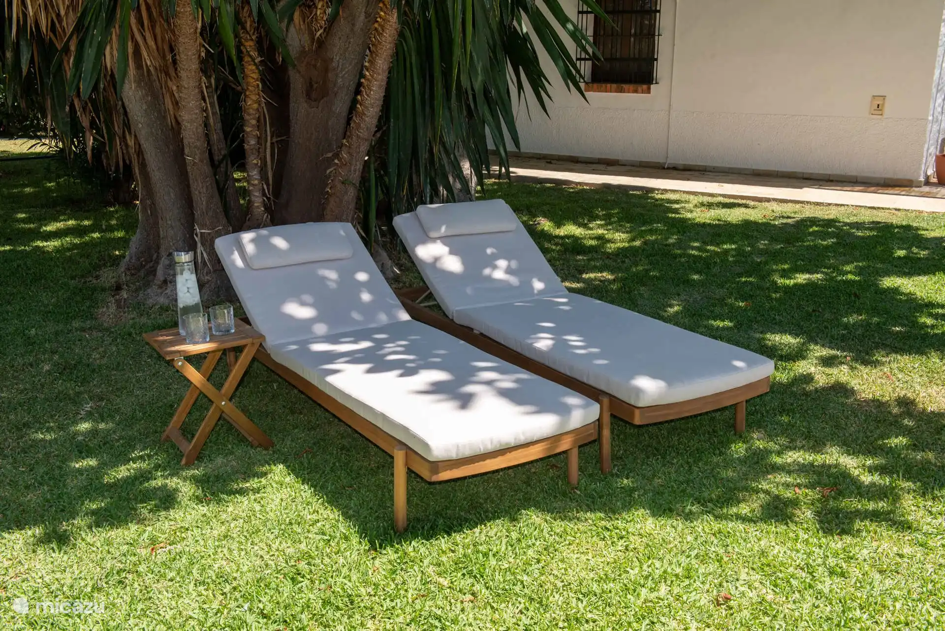 Sonnenliegen am Pool