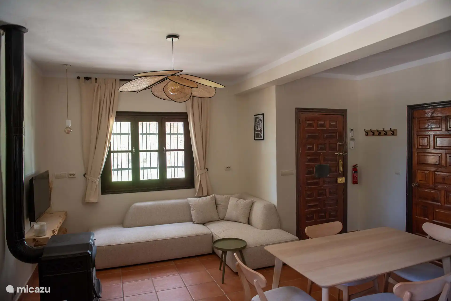 Wohnzimmer mit Esstisch + 6 Stühlen