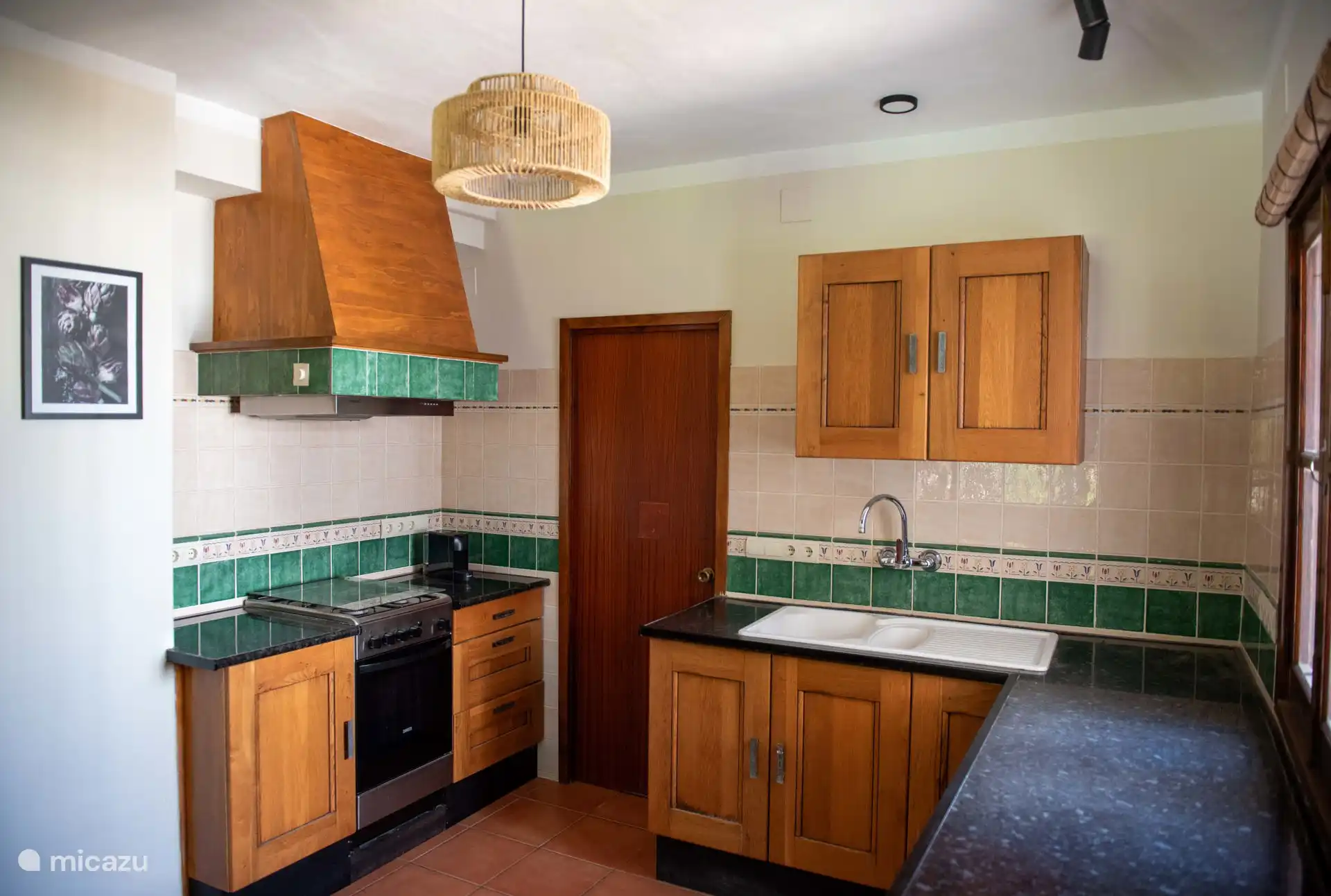 Voll ausgestattete Küche mit Nespresso-Kaffeemaschine