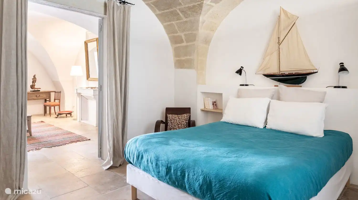 De slaapkamer, met een bed van 160 x 200 en linnen