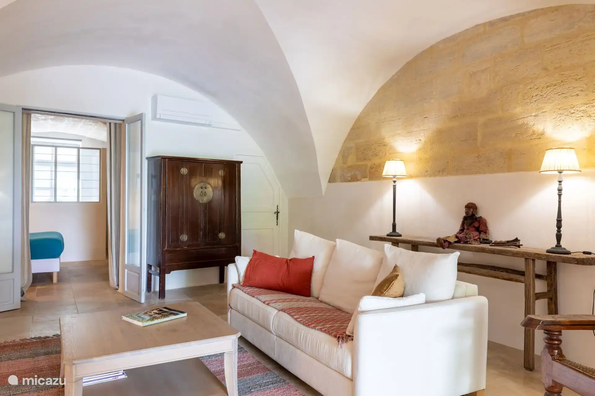 De woonkamer, met een verfijnde sfeer in een gewelfde kamer