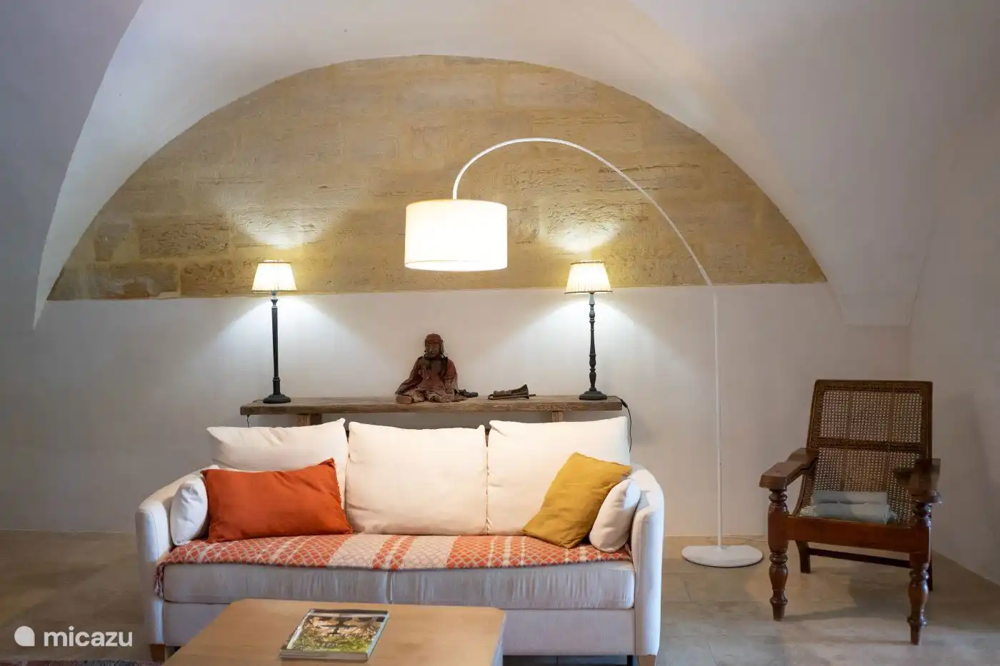 de woonkamer en zijn Birmese pop en zijn Aziatische planter fauteuil