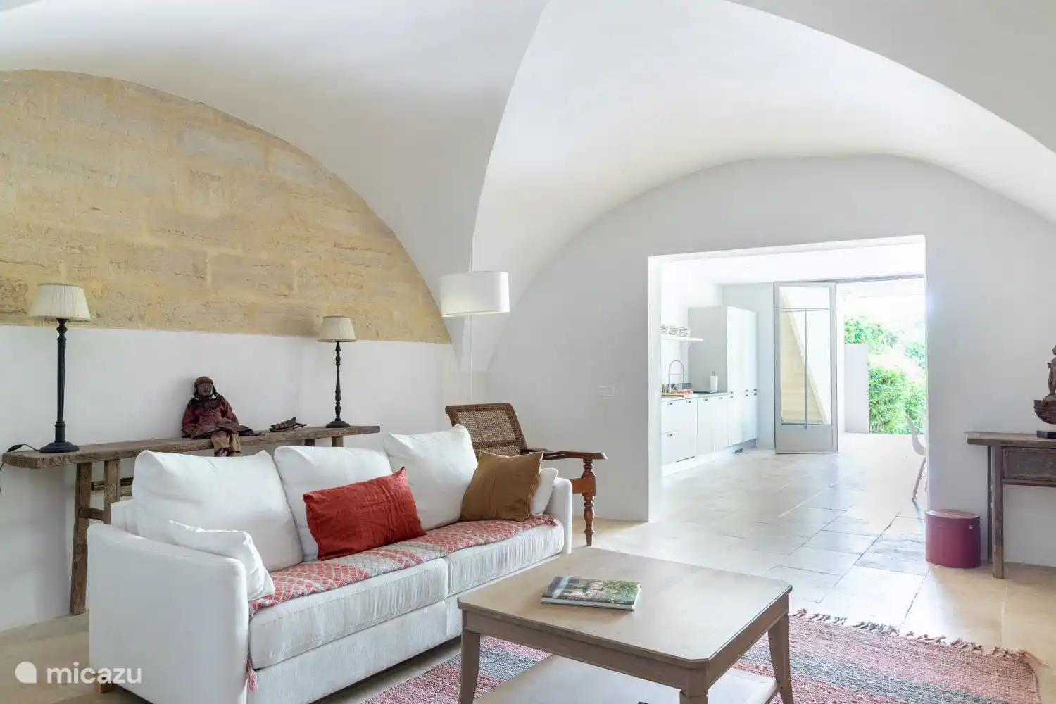 Vanuit de woonkamer uitzicht op de keuken/woonkamer en het terras