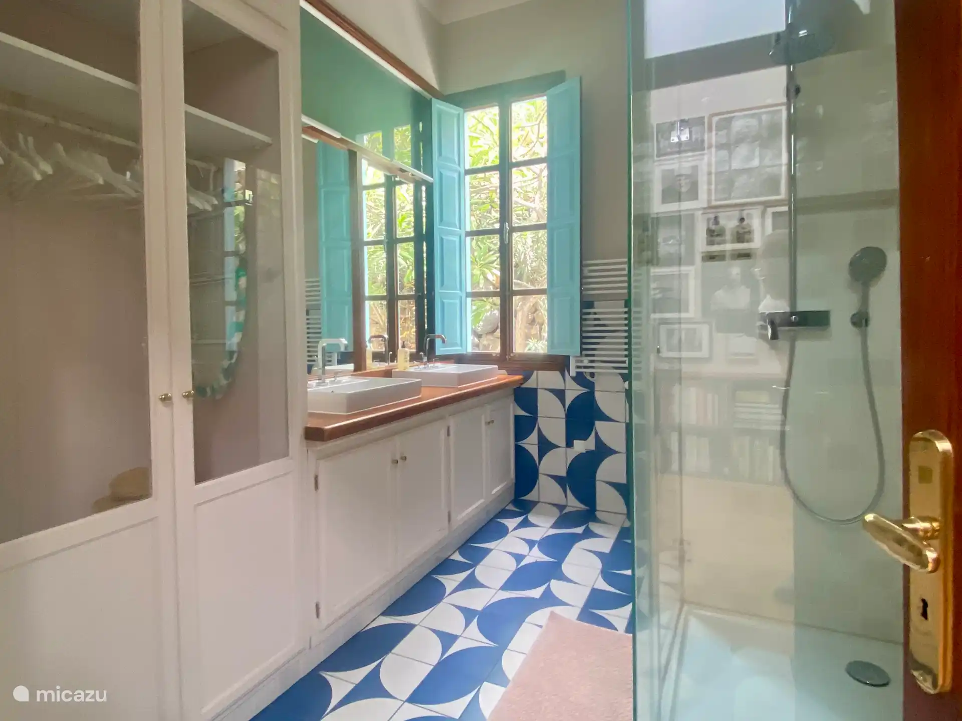 Eins von 2 Badezimmern