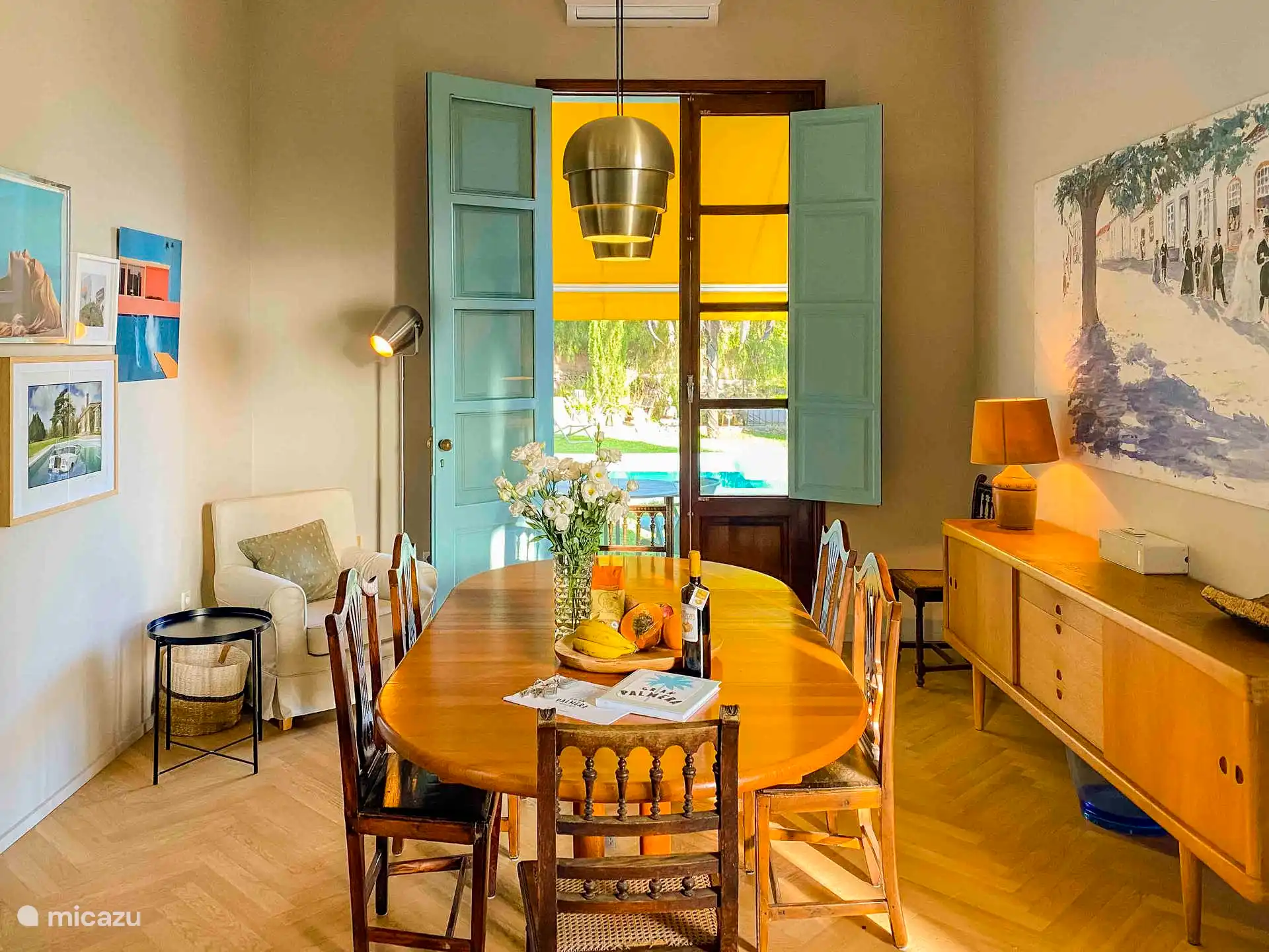 Küchen Esstisch und Terrasse zum Pool