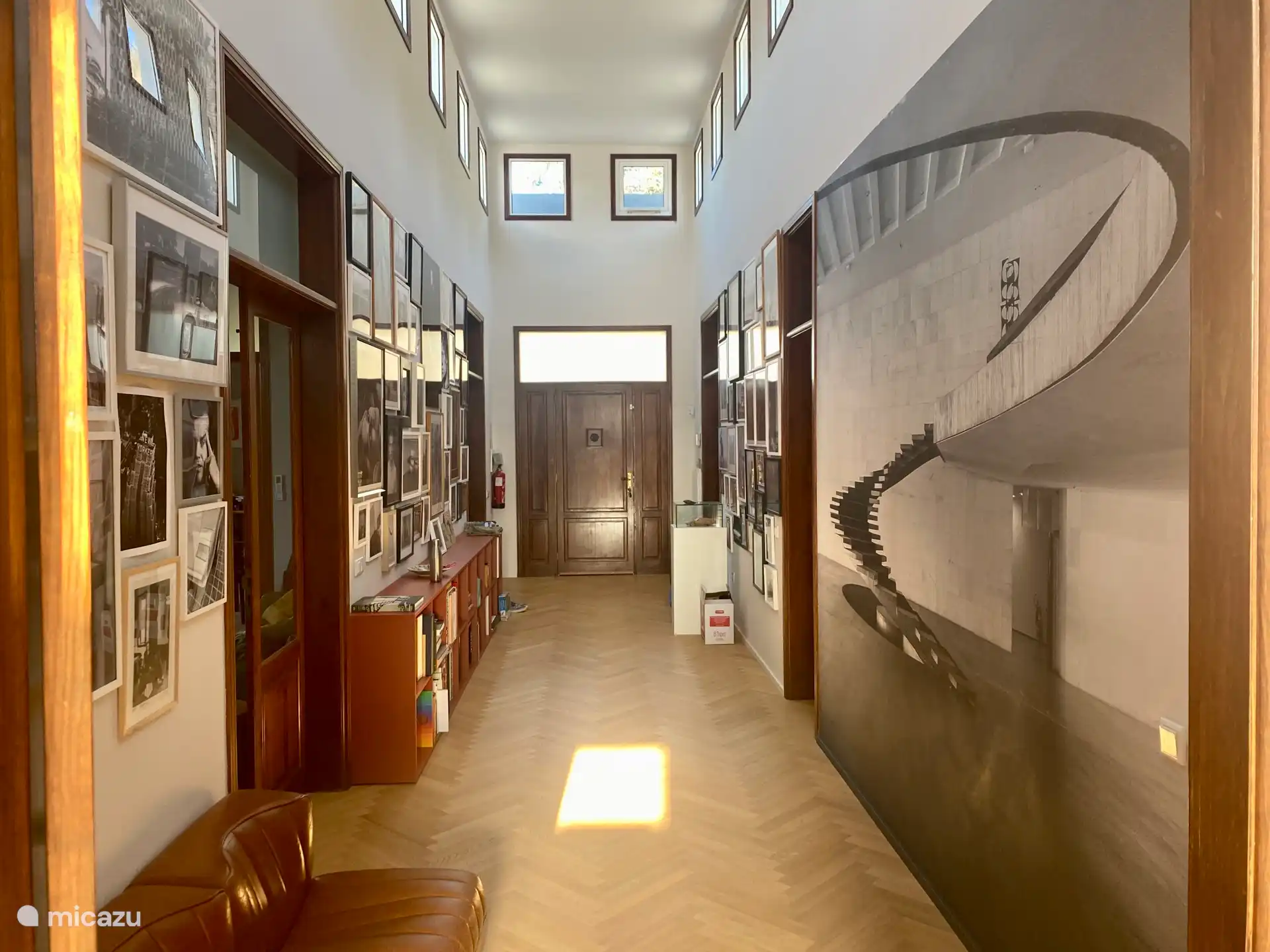 Flur mit Fotogalerie und Bibliothek