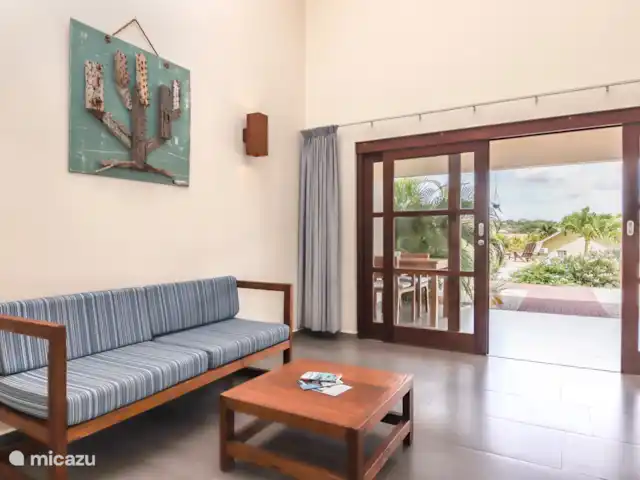 ABC Lodge Curazao B en Curazao, Curazao Centro, Julianadorp - cabaña de madera La sala de estar moderna y elegante. ¡Con un toque de color caribeño, por supuesto!