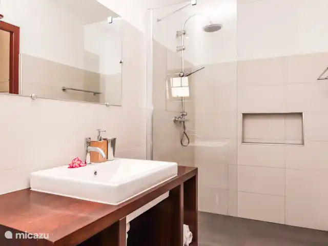 ABC Lodge Curazao B en Curazao, Curazao Centro, Julianadorp - cabaña de madera Baño moderno y espacioso